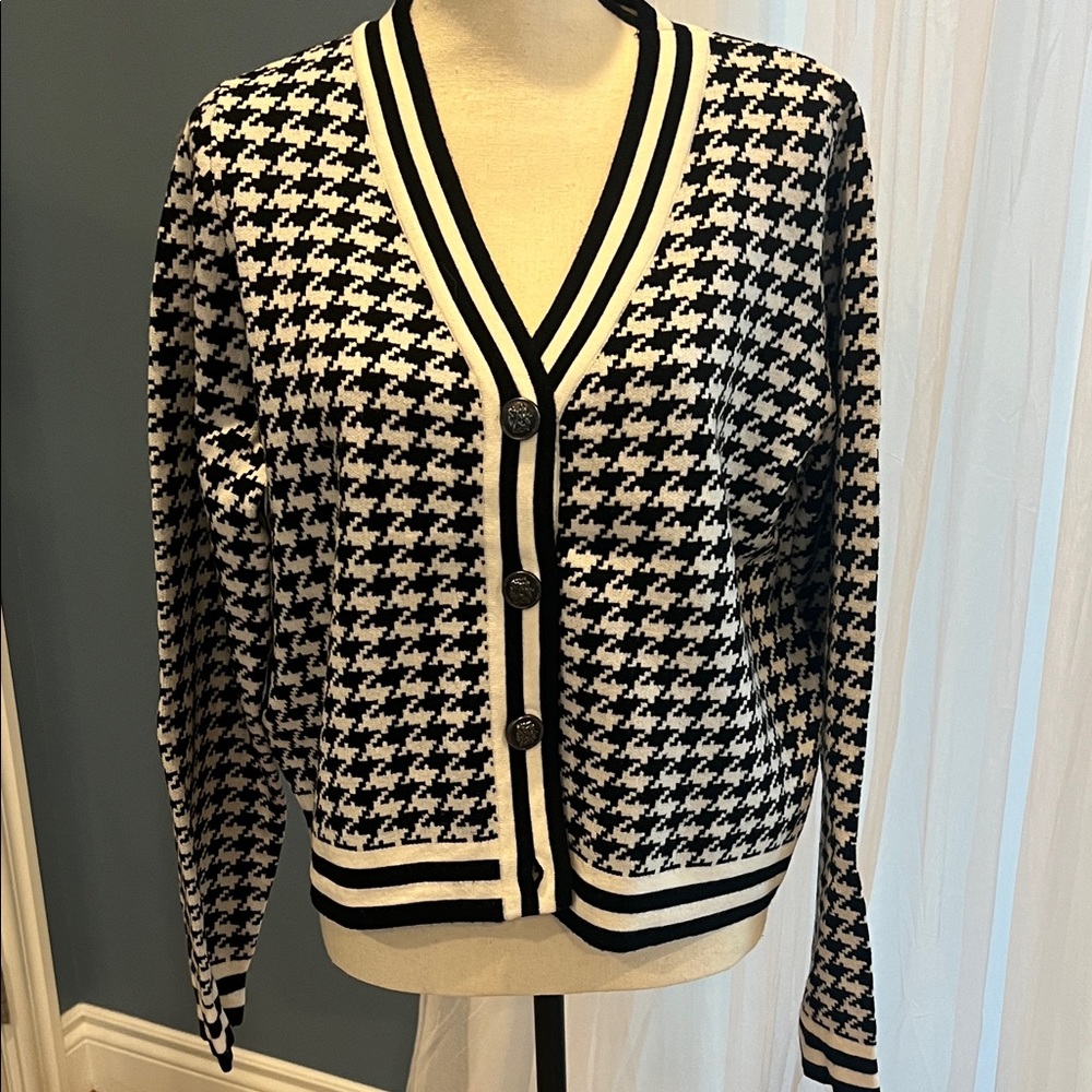 Elegant Black and White Houndstooth Cardigan